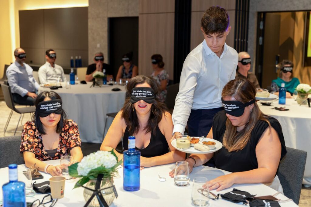 Evento de cata a ciegas experiencial para empresas en Valencia.