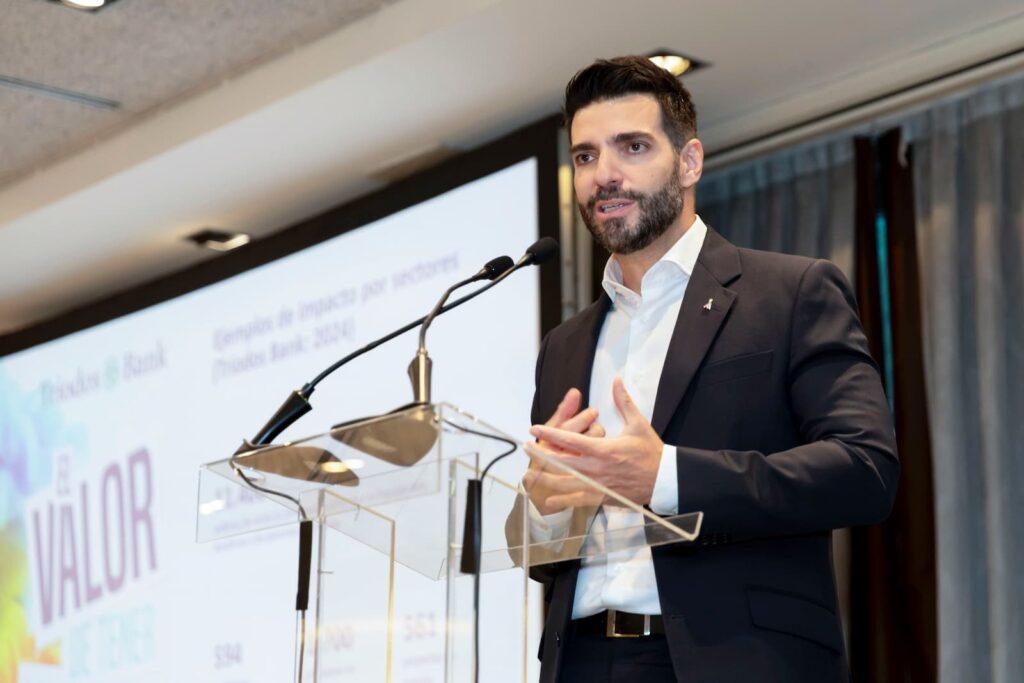 Presentación de directivo en conferencia de Triodos Bank Valencia.