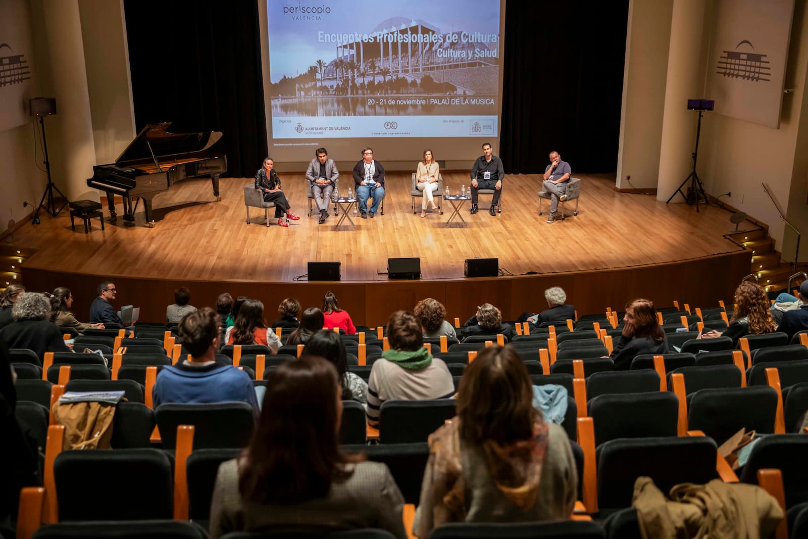 Mesa redonda en auditorio de Valencia con ponentes expertos.