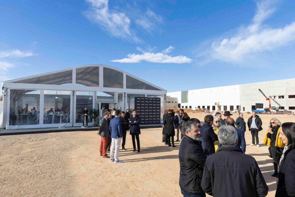 Networking al aire libre en evento empresarial en Valencia.