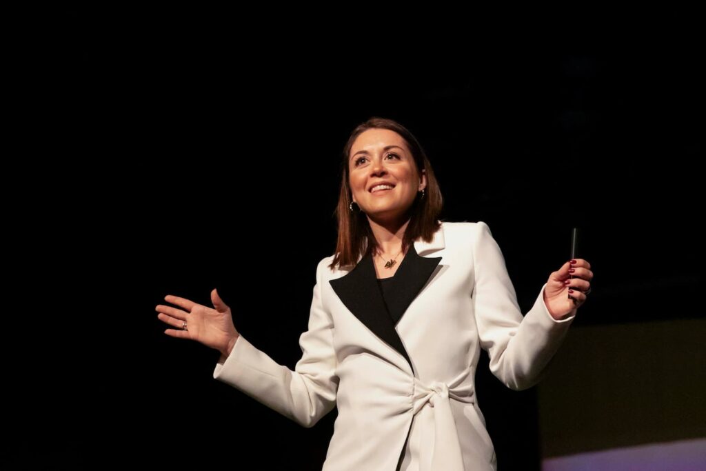 Ponencia de mujer directiva en evento de negocios en Valencia.