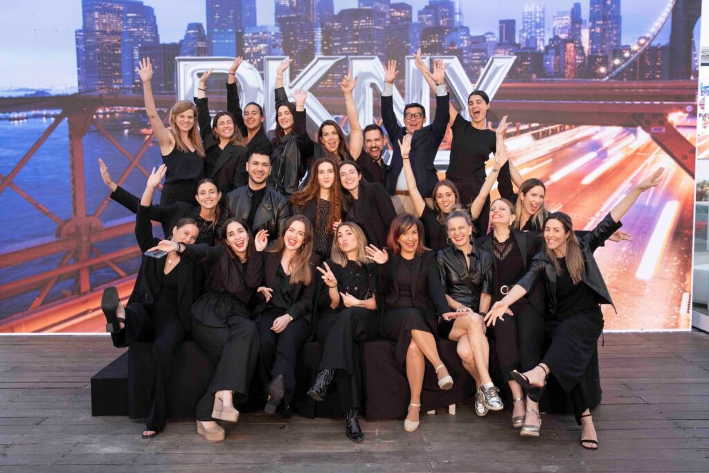 Foto de grupo en photocall de evento de moda en Valencia.