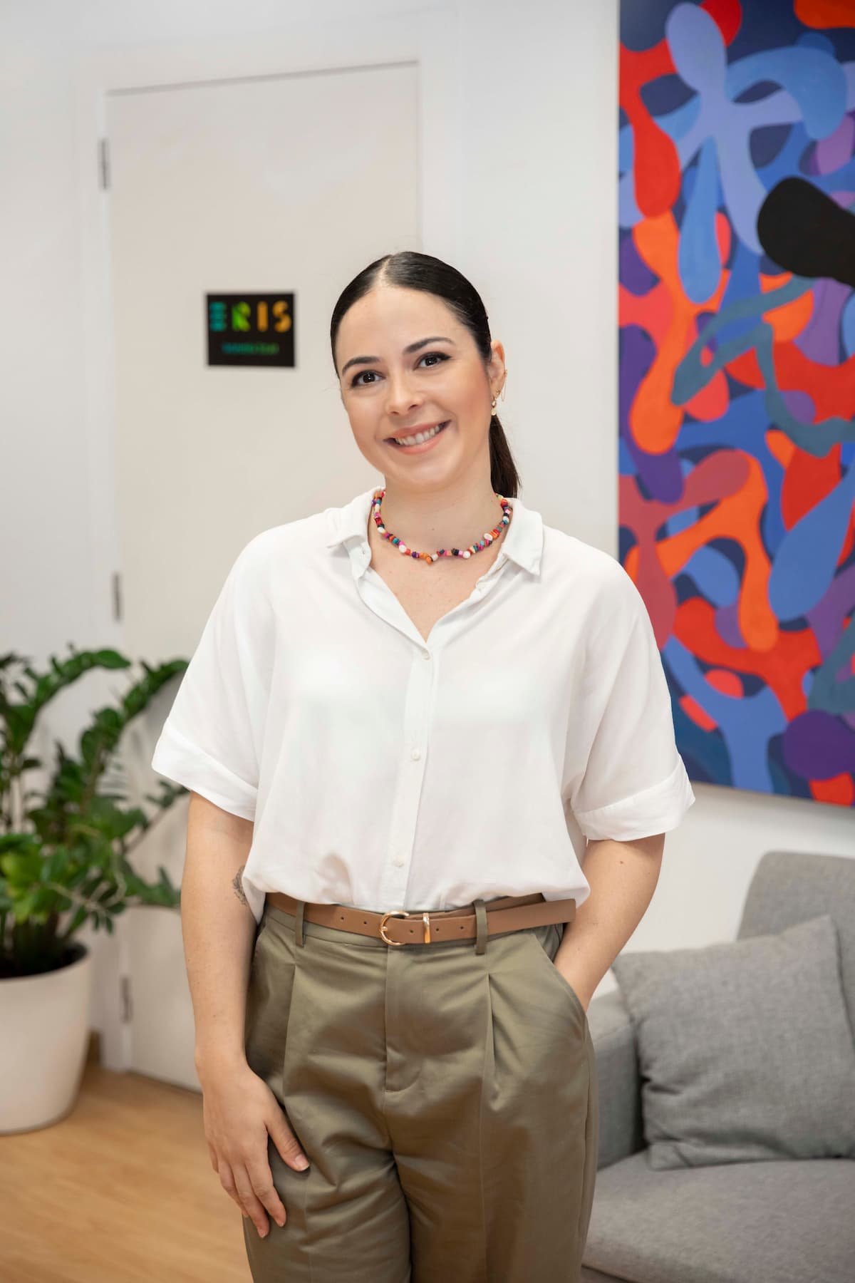 Asesora financiera en oficina moderna de servicios profesionales.