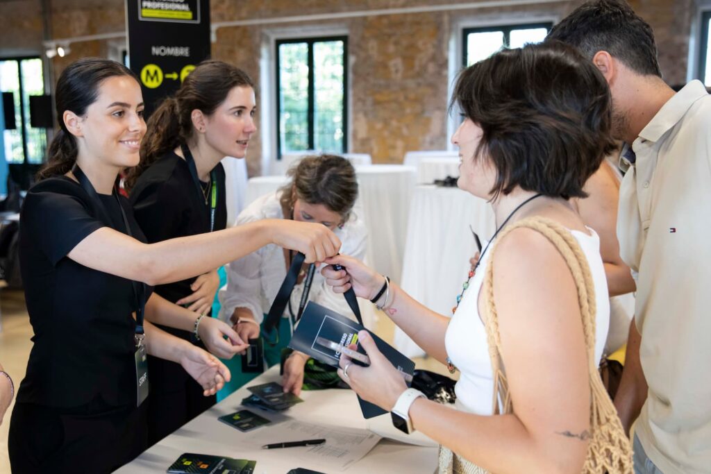 Registro y acreditación en evento corporativo en Valencia.