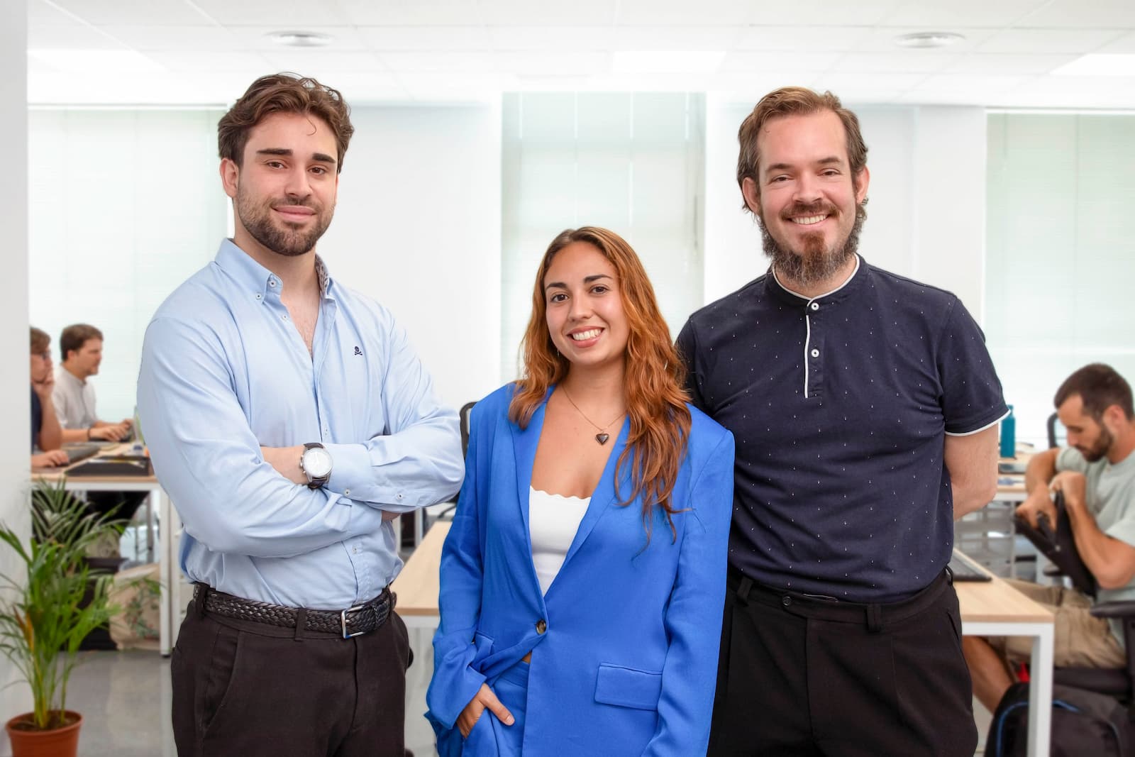 Equipo multidisciplinar de trabajo en oficina de diseño.